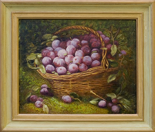 Корзина со сливами